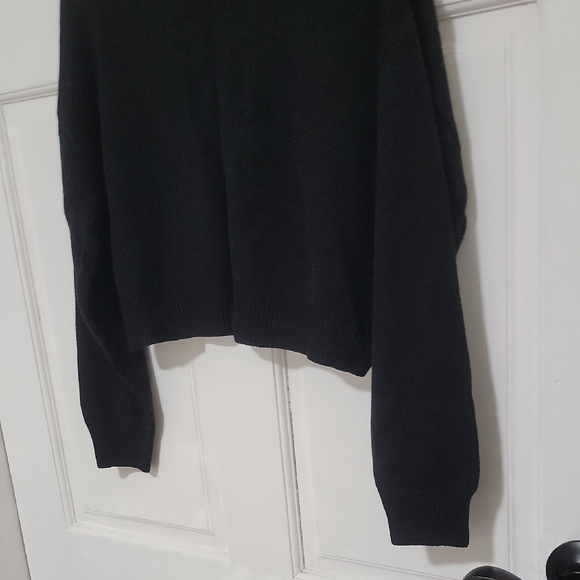 H&M Black Turtleneck Cropped Sweater Classic Soft Comfy Like New - Picture 4 of 6